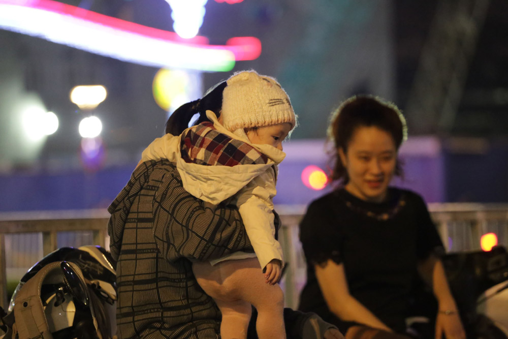 Người Sài Gòn co ro trong đêm lạnh ngày cận Tết